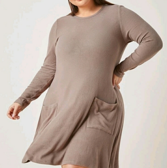 NEW Plus Pocket Dress - Picture 4 of 11